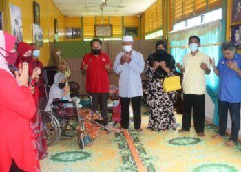 AHMAD (lima dari kanan) membaca doa selepas menziarahi seorang warga emas di Kampung Parit Haji Siraj, Kayu Ara Pasong, Pontian.
Gambar: MUHAMMAD ZIKRI