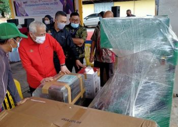 KAMARUDIN Md. Nor (dua kiri) melihat peralatan yang akan disumbangkan kepada penerima terpilih dalam program Bantuan Rezeki Tani di Pasir Puteh semalam.
Foto TOREK SULONG