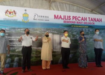 ZURAIDA Kamaruddin (tiga dari kanan) ketika merasmikan majlis pecah tanah 
Residensi Bukit Gelugor semalam yang merupakan projek pertama PR1MA di kawasan pulau, Pulau Pinang.