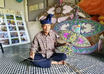 PAK Non menunjukkan rangka dan juga Wau Lang yang siap dengan coraknya yang mampu disiapkan dalam masa tiga atau empat hari.