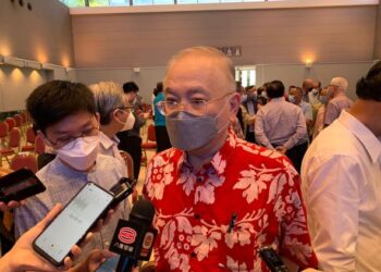 WEE Ka Siong ditemui pemberita selepas pelancaran kebangsaan kutipan dana MCA bagi Hospital UTAR di Kampus UTAR , Kampar, Perak, hari ini.
