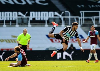 REAKSI penyerang Newcastle, Joelinton (kanan) selepas dikasari pertahanan West Ham United, Craig Dawson dalam aksi Liga Perdana Inggeris di St James' Park, Newcastle-upon-Tyne hari ini. - AFP