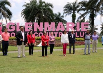 NOR Afendi Mohd. Razlan (tiga dari kiri) bersama penggerak kempen barah payu dara di Glenmarie Golf and Country Club, Shah Alam, Selangor baru-baru ini.