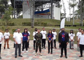 TUNKU Ismail (empat dari kanan) berkenan merasmikan Tunku Mahkota Ismail Youth Centre (TMIYC) Johor Bahru di Hutan Bandar, Johor Bahru, Johor. - UTUSAN/MOHD KHAIRUL ALI