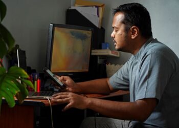 HANYA sebahagian sektor sesuai melaksanakan sistem kerja hibrid, malah pelaksanaan secara berfasa perlu dilakukan terutama kepada sektor tertentu se­perti teknologi, pendidikan dan perkhidmatan. - GAMBAR HIASAN