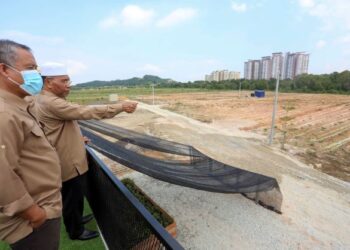 IDRIS Ahmad (dua kiri) melihat tanah yang wakaf di Laman Watani Yayasan Waqaf Malaysia di Putrajaya hari ini. - UTUSAN/FAISOL MUSTAFA