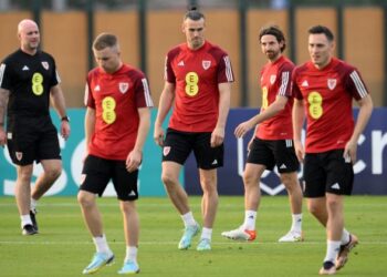 Gareth Bale (tengah) giat menjalani latihan bersama rakan sepasukannya di Doha.-AFP