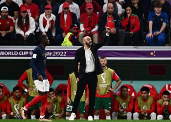 WALID Regragui ketika memberi arahan kepadanya pemainnya dalam aksi separuh akhir Piala Dunia 2022 menentang Perancis awal pagi tadi. - AFP