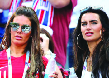 ANNIE Kilner (kanan) bergambar dengan Rebekah Vardy dalam satu perlawanan melibatkan skuad England.