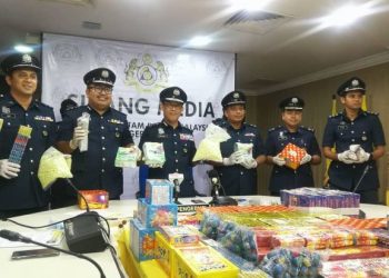 WAN Nor Wan Mamat (tiga dari kiri) bersama pegawainya menunjukkan hasil rampasan dadah, mercun dan daun ketum dalam sidang akhbar di Ibu Pejabat JKDM Perlis, Kangar hari ini. - UTUSAN/NAZLINA NADZARI