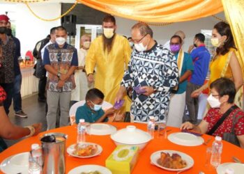 WAN Rosdy Wan Ismail (depan, dua dari kanan) diiringi Jasvir Singh (depan, tiga dari kanan) pada majlis sambutan Deepavali di kediaman Pegawai Khas Menteri Besar, Datuk Jasvir Singh Ram Singh di Bentong, Pahang.