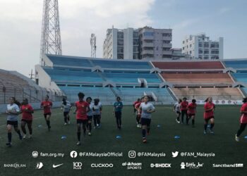 PEMAIN Malayan Tigress menjalani latihan di Stadium Bir Shrestha Shaheed Shihapi Mohammad Mostofa Kamal, Bangladesh semalam menjelang aksi persahabatan menentang Bangladesh, Jumaat ini. - IHSAN FAM