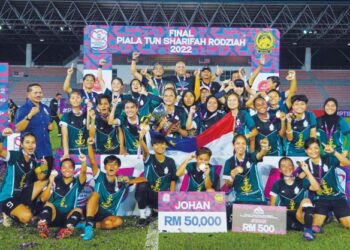 PEMAIN Melaka United meraikan kejayaan muncul juara Piala Tun Sharifah Rodziah 2022 selepas menumpaskan Negeri Sembilan dalam perlawanan akhir di Stadium Bola Sepak Kuala Lumpur, Cheras kelmarin. – UTUSAN/AMIR KHALID