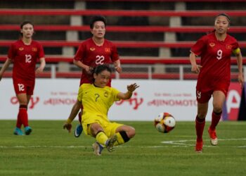 PEMAIN tengah Malaysia, Jaciah Jumilis melakukan tendangan dari situasi sukar ketika menentang Vietnam dalam perlawanan pembukaan Kumpulan A, Sukan SEA 2023 di Stadium Army, Phnom Penh, Kemboja kelmarin. - UTUSAN/AMIR KHALID