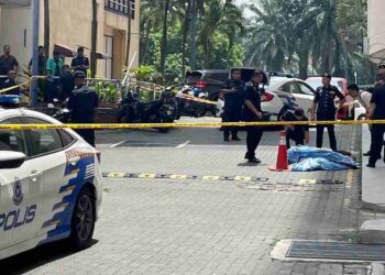 MOHAMED Fakhrudin Abdul Hamid ketika  meninjau dan memeriksa lokasi kejadian warga emas terjun sehingga maut. -UTUSAN/MASZUREEN HADZMAN