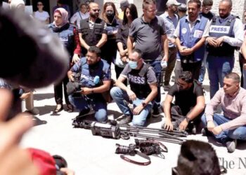 PENGAMAL media Palestin berhimpun di luar sebuah bangunan Pertubuhan Bangsa-Bangsa Bersatu (PBB) di Ramallah. - AGENSI