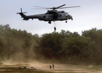 ANGGOTA 10 Briged Para menggunakan teknik fast roping dalam demonstrasi baru-baru ini.