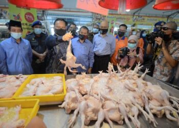 ALEXANDER Nanta Linggi meninjau skim  SHMMP 2021 di  Putrajaya, hari ini -UTUSAN/FAISOL MUSTAFA