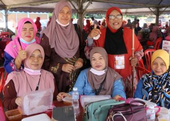 SEBAHAGIAN peserta menyertai Kursus Jahitan Baju Sekolah Mini di Dewan Padang Luas, Bera, Pahang, semalam.