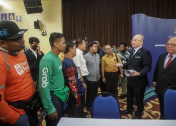 WEE Ka Siong berbual dengan pengendali p-hailing dalam sesi pertemuan di Kementerian Pengangkutan, Putrajaya, hari ini. - UTUSAN/FAISOL MUSTAFA