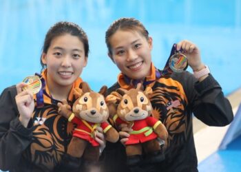 WENDY Ng (kanan) menghadiahkan emas kelima kontinjen negaradi Hanoi, manakala Ong Ker Ying meraih perak 3 meter papan anjal.