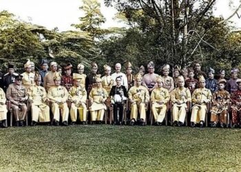raja-raja Melayu, pembesar-pembesar adat bersama Pesuruhjaya Tinggi British ke Tanah Melayu selepas majlis menandatangani Perjanjian Persekutuan Tanah Melayu 1957 di King’s House, Kuala Lumpur, pada 5 Ogos 1957.