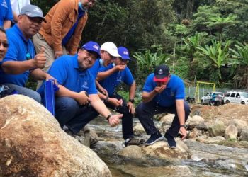 WAN Rosdy Wan Ismail (kanan) menghirup air Sungai Ichat yang kualitinya kini berada pada tahap Kelas I, baru-baru ini.