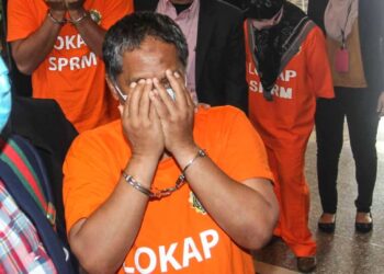 Penjawat awam, anak, menantu dibawa ke Mahkamah Majistret Putrajaya untuk mendapatkan perintah reman di sini hari ini. -UTUSAN/FAISOL MUSTAFA