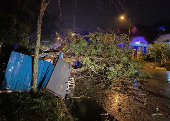 PONDOK keselamatan yang musnah akibat dihempap sebatang pokok tumbang di Taman Pelangi Indah, di sini hari ini.