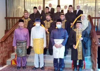 SULTAN Sharafuddin (dua dari kiri) bersama penerima watikah di Istana Bukit Kayangan, Shah Alam hari ini.