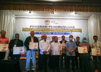 AHMAD HAMZAH (depan, empat dari kanan) bergambar bersama wakil peserta yang menyertai Program Penemusuaan Pengeluar dan Pengeksport Agromakanan (Tanaman) Jabatan Pertanian di Seremban, Negeri Sembilan hari ini.-UTUSAN/MUHAMMAD IZZAT TERMIZIE.