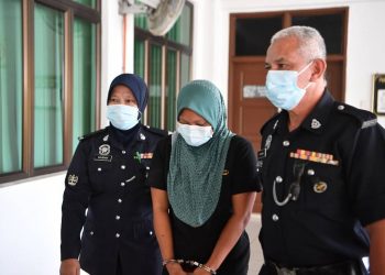 JULAILI Md. Said, 40, diiringi anggota polis selepas didakwa di Mahkamah Sesyen Alor Gajah atas pertuduhan mendera anak kenalannya berusia enam tahun antara Mei dan September lalu.