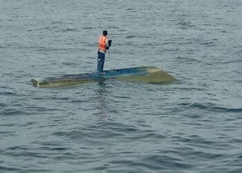 SEORANG pemancing berusia 53 tahun ditemukan bersama bot miliknya yang terbalik akibat dibadai ribut di perairan Mersing di sini hari ini.