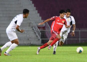 PENYERANG Kelantan, Imran Samso (tengah) cuba melepasi pemain Sarawak United pada aksi Liga Perdana di Kota Bharu malam ini. - UTUSAN/MOHAMMAD NOR SHAHRIZAL MUHAMMAD NAWI