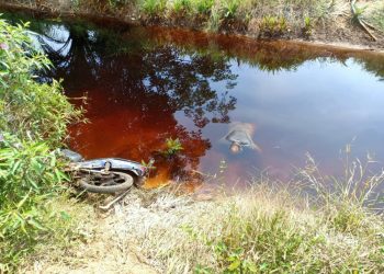 MAYAT mangsa ditemukan maut dalam parit di Kampung Simpang 5 Darat, Bukit Gambir selepas motosikal ditungganginya terbabas. Gambar: Ihsan Polis