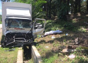 KEADAAN hadapan lori Hino yang membawa roti rosak teruk dalam kemalangan yang mengakibatkan pemandunya maut di Kilometer 60, Jalan Kuantan-Kuala Lumpur di Maran, Pahang.