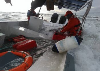 ANGGOTA Suruhanjaya Pilihan Raya bergelut menyelamatkan peralatan untuk pengundian dalam kejadian berdekatan  Sepanggar, Sabah, hari ini.