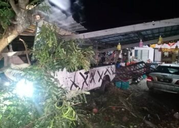 SEBUAH pacuan empat roda terbabas dan merempuh sebatang pokok di Kilometer 16 Jalan Sungai Ruan-Lembah Klau di Raub, hari ini