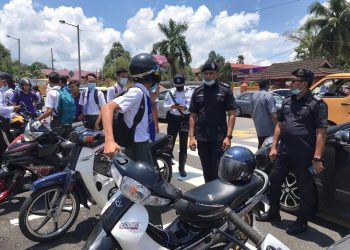 Polis menjalankan pemeriksaan motosikal menerusi Ops Didik di SMK Kulai Besar di sini hari ini.