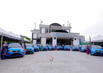 SULTAN Johor, Sultan Ibrahim Sultan Iskandar berkenan mengurniakan 10 kereta Perodua Myvi kepada 10 jururawat yang bertugas di Wad Diraja Hospital Sultanah Aminah (HSA) Johor Bahru. -Gambar Royal Press Office