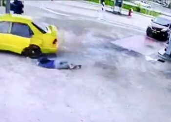 TANGKAP layar daripada rakaman kamera litar tertutup (CCTV) menunjukkan mangsa terjatuh ketika mengejar keretanya yang dilarikan di Stesen Minyak di Semantan semalam.