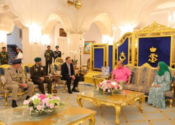 SULTAN Johor, Sultan Ibrahim Sultan Iskandar berkenan menerima menghadap Pesuruhjaya Tinggi British ke Malaysia, Charles Hay di Istana Bukit Serene di sini hari ini.
