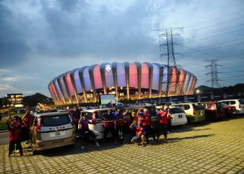 PERLAWANAN JDT menentang Sabah di Stadium Sultan Ibrahim ditonton secara pandu masuk. - UTUSAN/RAJA JAAFAR ALI