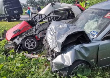 KEADAAN kereta Daihatsu Charade (berwarna merah) yang dipandu Fikry Effendi Ahmad Razali yang bertembung dengan sebuah Proton Waja di Jalan Kemuning, Pulau Sebang, pagi tadi. UTUSAN/ DIYANATUL ATIQAH ZAKARYA