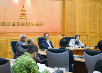 MOHD. Amin Ahmad Ahya ( tengah) mempengerusikan mesyuarat penyelarasan PKPB Daerah Klang di bilik gerakan negeri bangunan Setiausaha Kerajaan Negeri (SUK) Selangor.