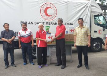 S. Selva Jothi (tiga dari kanan) menyerahkan barangan keperluan dan persiapan banjir kepada Tuan Ghazali Tuan Long, di Kota Bharu, Kelantan, hari ini.