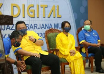 TUANKU Syed Faizuddin (tiga dari kanan)
berkenan berangkat menyempurnakan Program MSK Unimap Sidang Akademik 2020/2021 dan Majlis Simbolik Penerimaan Pelajar Baharu menerusi platform digital di Auditorium Bangunan Canselori Kampus Alam Unimap Pauh Putra, Arau, Perlis hari ini.- UTUSAN/ NAZLINA NADZARI