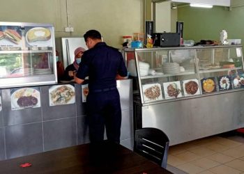 SEORANG pekerja kedai makan dikompaun kerana tidak memakai pelitup muka di Lipis, Pahang semalam