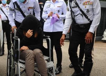 NUR Fatin Nasrah Suhaimi, 23, berkerusi roda dihadapkan ke ke Mahkamah Majistret di sini hari ini berhubung nahas raya hingga meragut nyawa seorang anggota TLDM. -UTUSAN/RAJA JAAFAR ALI