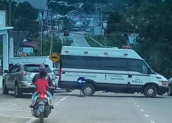 AKIBAT berang tanah digunakan sebagai laluan kenderaan berat, 11 pemilik tanah di Kampung Haji Manan bertindak meletakkan van jenazah di tengah jalan tanah mereka hari ini.